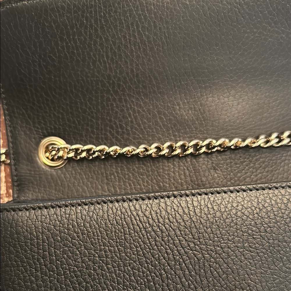 Gucci Black Crossbody Bag with Chain Strap and Iconic Logo - Picture 8 of 12